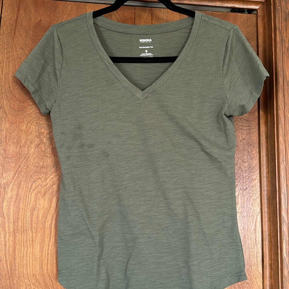 4 basic v-neck tees - Picture 2 of 10